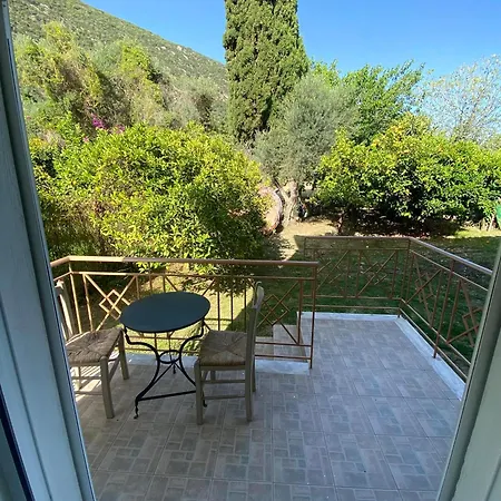 Seafront Loulas House Nearby Nafpaktos بيت للعطل *